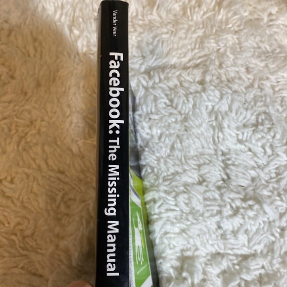 FACEBOOK THE MISSING MANUAL - THE BOOK THAT SHOULD HAVE BEEN IN THE BOX - Picture 2 of 3